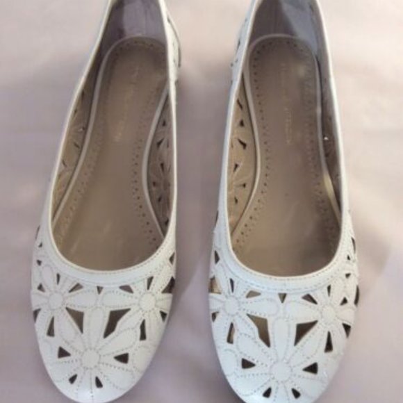 SOLD!Adrienne Vittadini Womens White Leather Floral Slip On Shoes Flats 7.5M - Picture 2 of 8